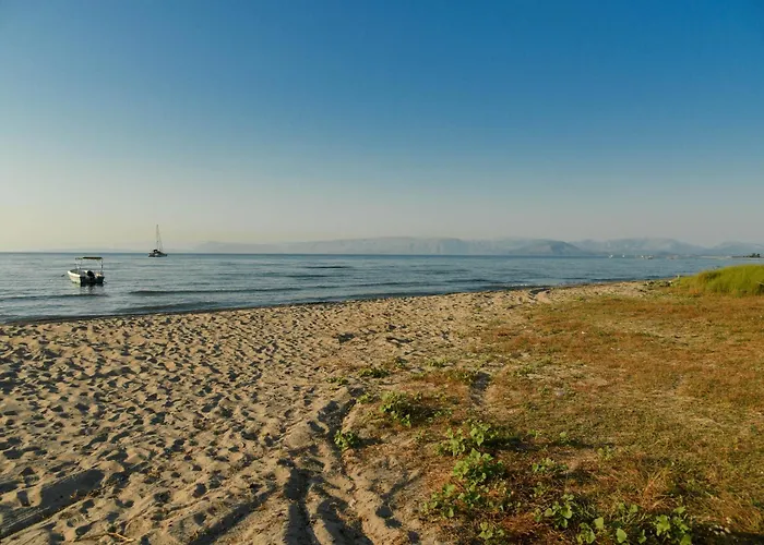 Photo de Villa 50 Steps From The Sea à Lefkimi