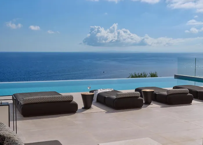 Photo de On The Rocks 7 Bedroom Villa Koríthion